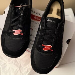 Skechers woman Arch Fit Black Slip-Resistant Athletic Shoe size 8